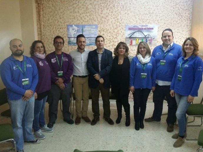 Expósito (centro) en su visita a la asociación