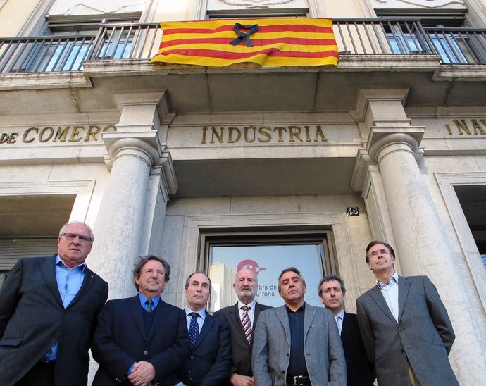 Representantes del Grupo Impuls por Girona, ante de la Cámara de Girona