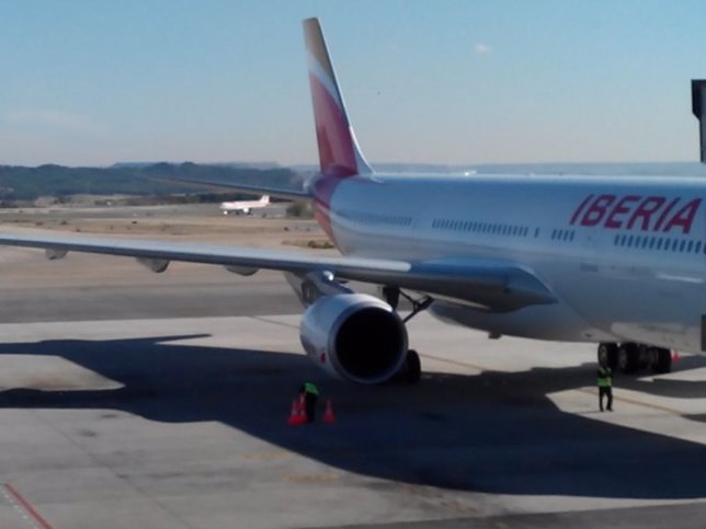 Iberia presenta el primer avión con su nueva marca
