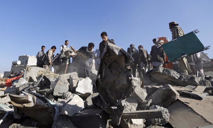 Personas buscan entre escombros tras bombardeo en Saná