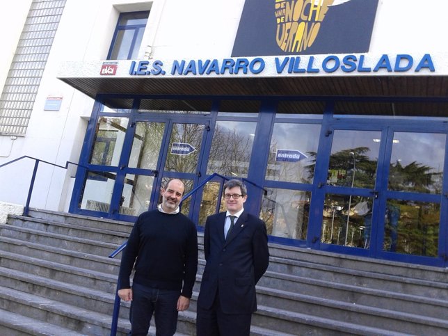 Iribas junto al director del IES Navarro Villoslada, Alberto Arriazu.