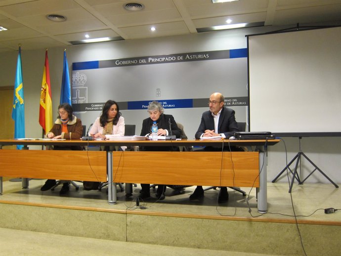 Cueto y González (segunda y tercera por la izquierda) en rueda de prensa. 