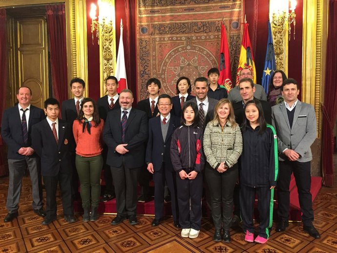 Pruden Induráin con la delegación japonesa y representantes de la federación.