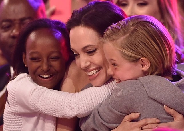 Angelina Jolie reaparece tras su operación de ovarios junto a sus hijas Siloh y 