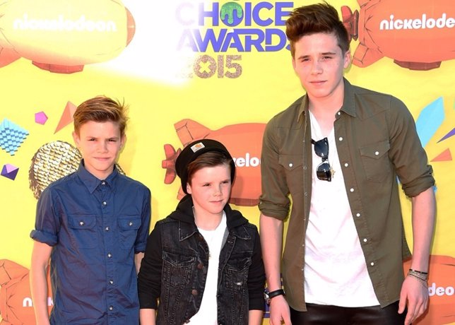 Brooklyn, Romeo y Cruz Beckham se lo pasan 'pipa' en los Kids' Choice Awards