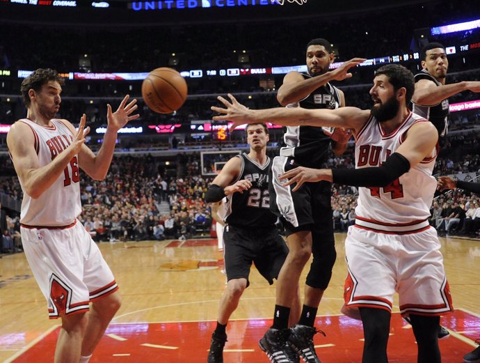 Pau Gasol y Nikola Mirotic en el San Antonio Spurs - Chicago Bulls