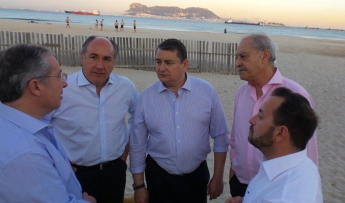 Visita de Sanz con el alcalde de Algeciras a la playa del Rinconcillo