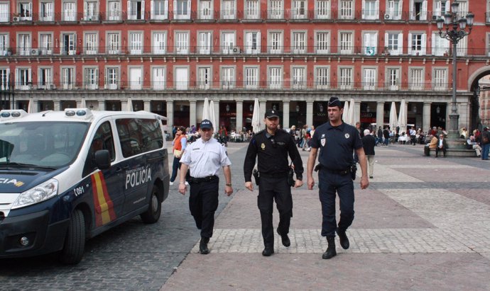 Policías de Portugal, España y Francia patrullan por el centro de Madrid