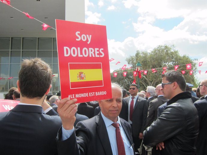 El chófer de la Embajada española en Túnez, con un cartel en homenaje a una de l