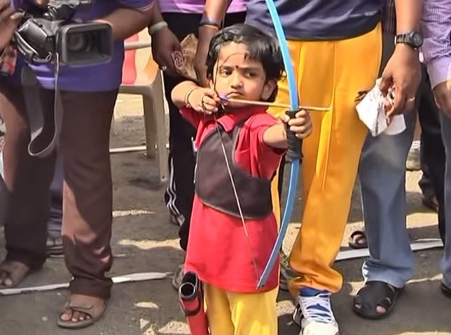 Dolly Shivani, una niña de 2 años de la India, bate el récord de tiro con arco