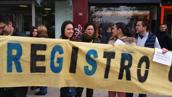 Concentración de los trabajadores del Registro Civil en Sevilla