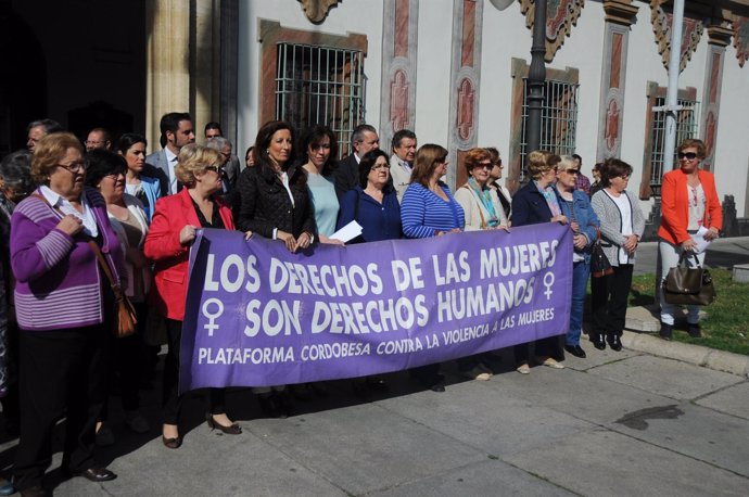 Concentración silenciosa contra la violencia de genero ante la Diputación