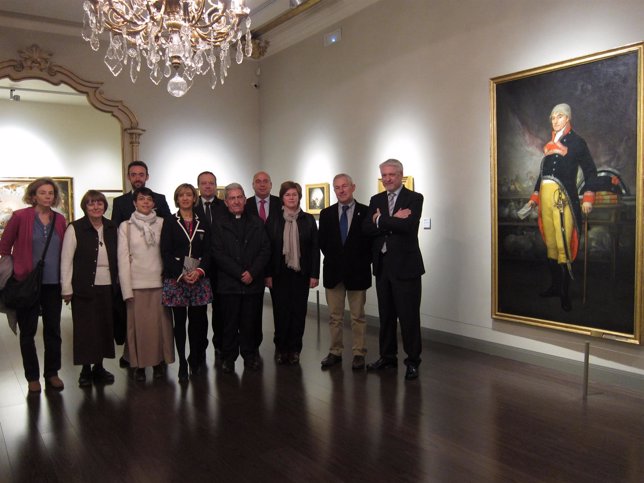Los alcaldes y responsables de Ibercaja en su visita al Museo Goya