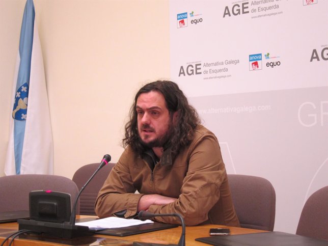 Antón Sánchez, de AGE, en rueda de prensa en el Parlamento de Galicia