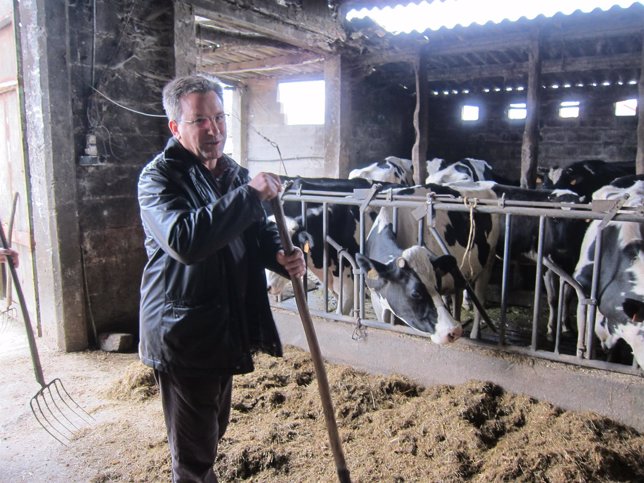 Xavier Vence, portavoz nacional del BNG, en una explotación láctea