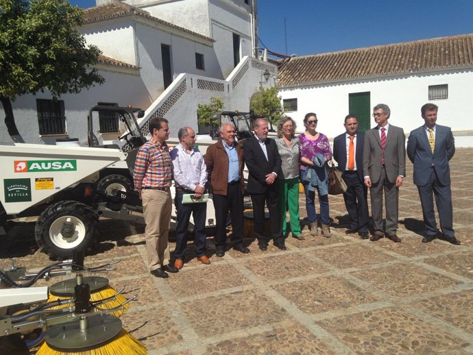 Rodríguez Villalobos en la entrega de la maquinaria a los municipios pequeños
