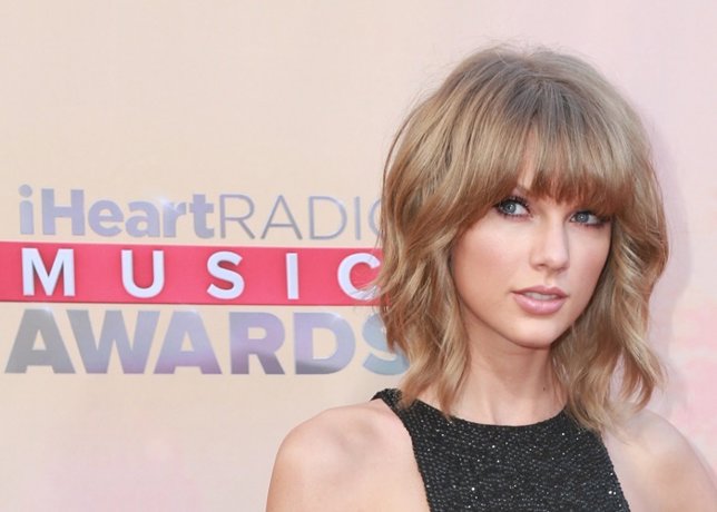 Taylor Swift triunfa fuera y dentro del escenario iHeartRadio Awards 