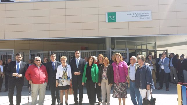 Sánchez Rubio (de verde) y a su derecha, Hinojosa y Víboras ante el nuevo centro
