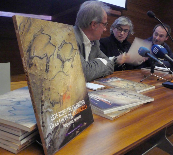Ana González, durante la presentación del libro sobre la Covaciella. 