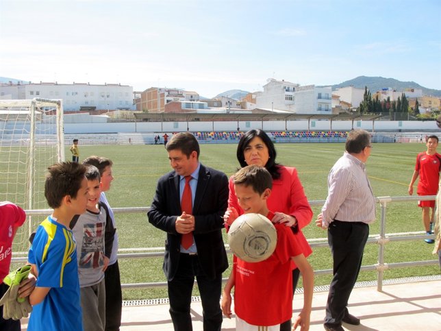 Reyes y Medina, junto a algunos de los jóvenes usuarios del campo de fútbol.