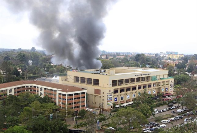 Una columna de humo asoma sobre el centro comercial Westgate en Nairobi