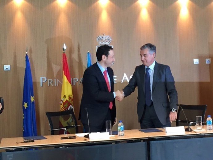 Martínez (izquierda) , tras firmar el convenio de colaboración con Repsol. 