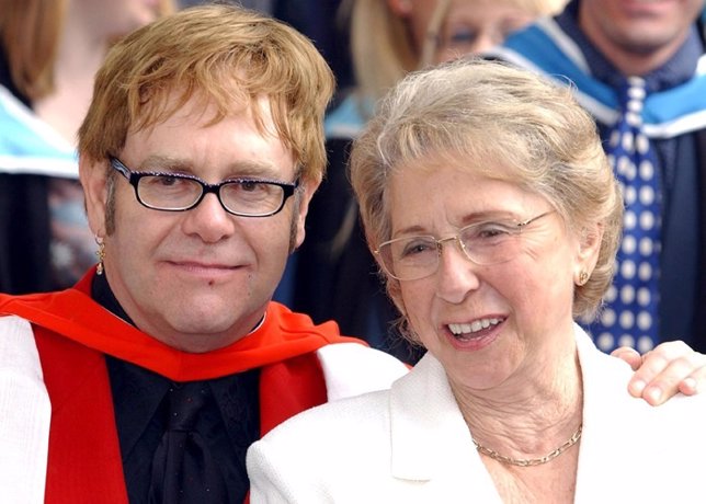 La madre de Elton John odia a su yerno: Si pudiera le daría un puñetazo