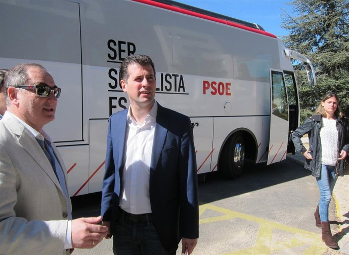 FOTO: Luis Tudanca a su llegada a Salamanca en el autobús del PSOE