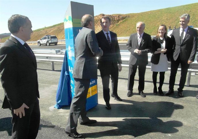 Feijóo en el acto de apertura de los primeros 23 km de la A-54 