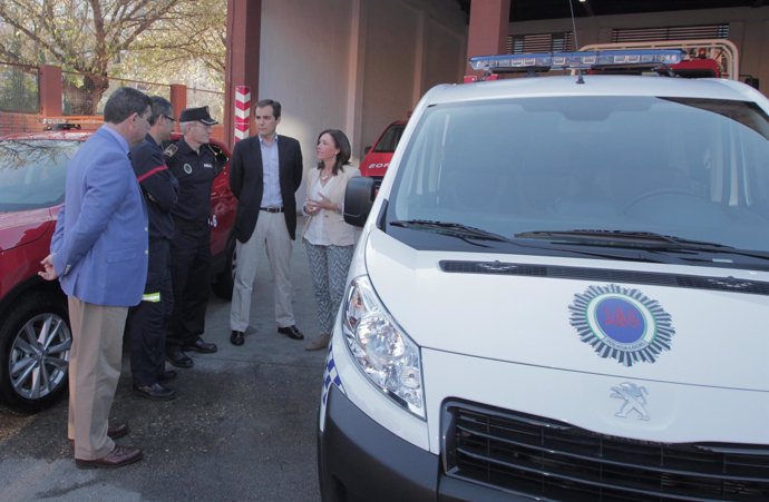 José Antonio Nieto con Carmen Sousa en la entrega de vehículos