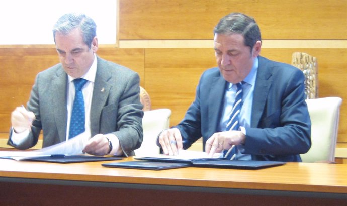 Jesús Aguilar (izq) y Antonio Mª Sáez Aguado firman el convenio