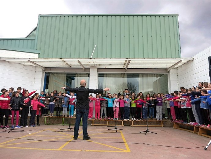 Sobrado con los escolares del colegio de Tanos