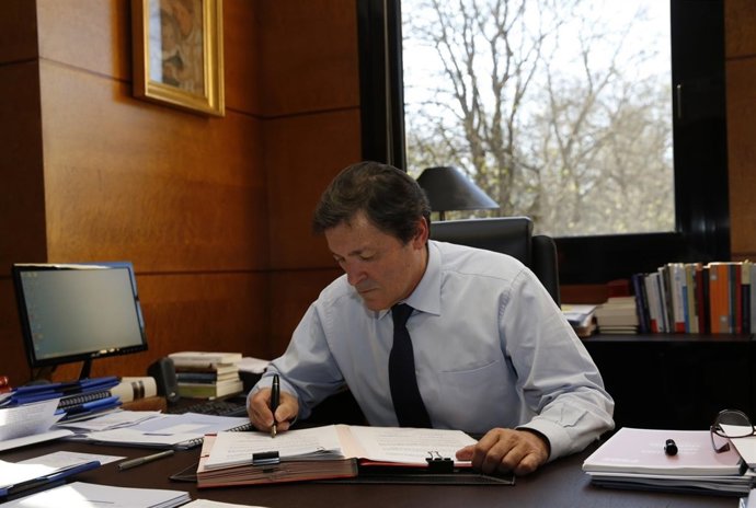 Javier Fernández firma el decreto para las elecciones del 24-M