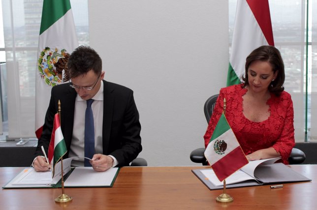 Ministro de Extertiores de Hungría Peter Szijjarto y secretaria de México