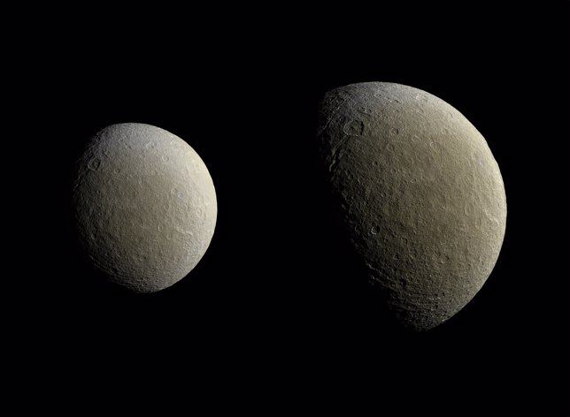 La luna Rhea de Saturno