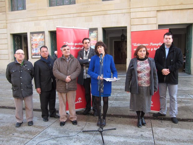 Esporrín junto a otros miembros de la lista del PSN al Ayuntamiento de Pamplona