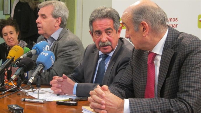 Revilla con Rafael de la Sierra y José María Mazón en rueda de prensa