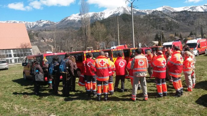 Personal de Cruz Roja atiende a familiares del accidente en los Alpes (Archivo)