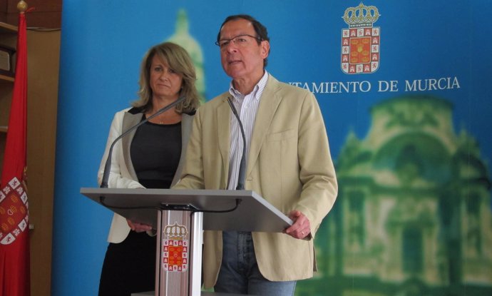 El alcalde de Murcia junto a la concejal Martínez Conesa