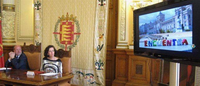 León de la Riva y Mercedes Cantalapiedra en la presentación de la guía cultural