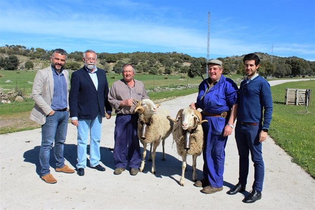 CORTE Y FOTO RAMOS AGRADECE A HERMANOS GOMEZ DE LA CRUZ SU COLABORACION EN MONDA