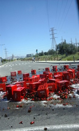 Imagen del cargamento de cervezas derramado sobre la calzada