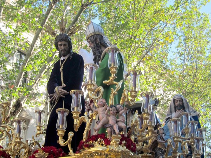 San Gonzalo procesionando el Lunes Santo por Reyes Católicos en Sevilla
