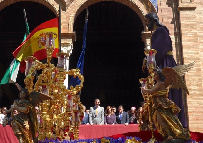 Felipe IV, junto a Díaz, Sanz y Zoido, ante el paso de Santa Genoveva