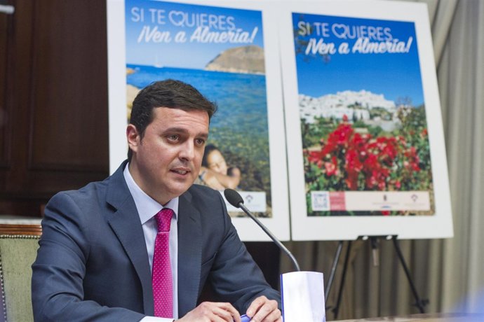 Javier Aureliano García presenta la campaña 'Si te quieres, ven a Almería'