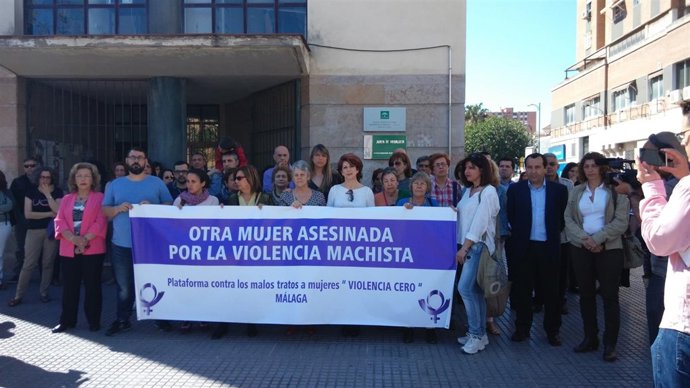 Concnetración de repulsa por asesinato machista en málaga alhaurin