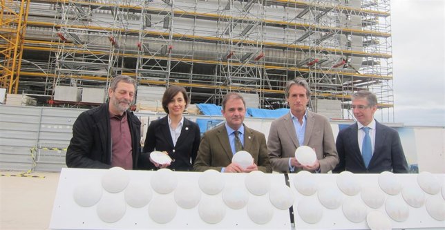Inicio del montaje de las piezas cerámicas en la fachada oeste del Centro Botín