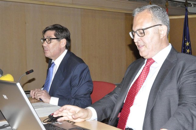 El consejero de Industria, Arturo Aliaga, y el director general, Javier Navarro.