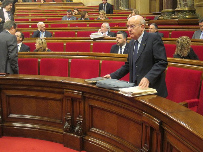 El conseller Boi Ruiz en el pleno del Parlament