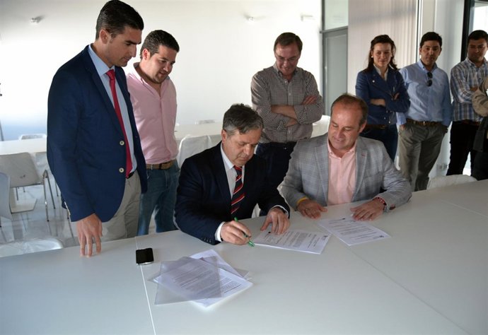 Fuentes firma junto a López la entrega de la obra